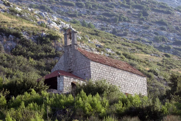 Uma pequena igreja acima da costa do mar — Fotografia de Stock