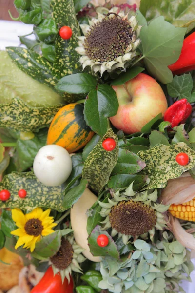 Disposizione di mele e fiori — Foto Stock