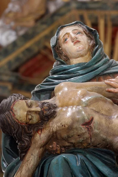 Pieta, acılarını bizim hanım