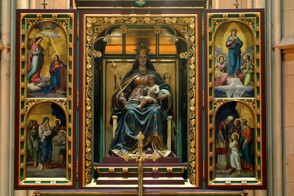 祭坛上的圣母玛利亚 — 图库照片