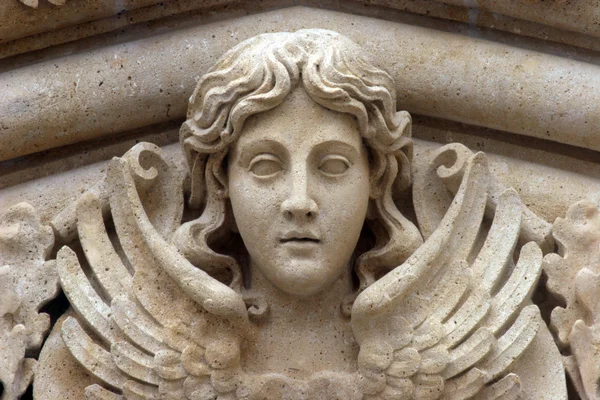 Engel op de portaalsite van de kathedraal van zagreb — Stockfoto