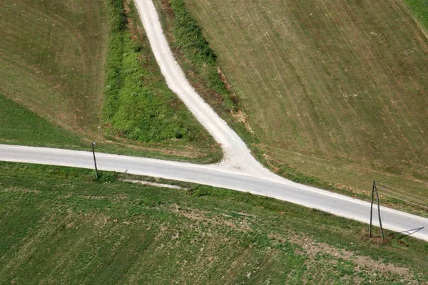 Дорога и зеленое поле — стоковое фото