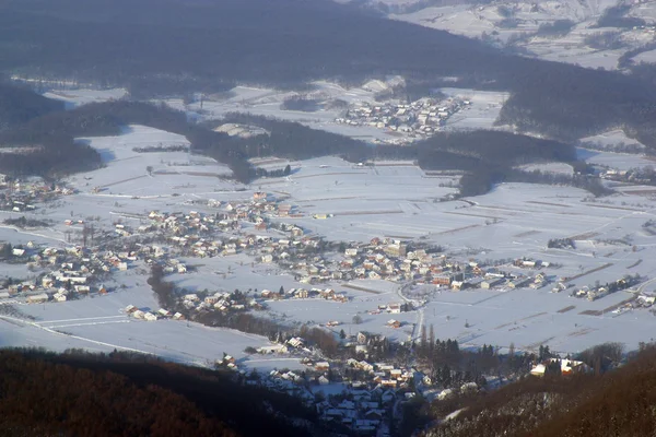 Vesnice ve sněhu — Stock fotografie