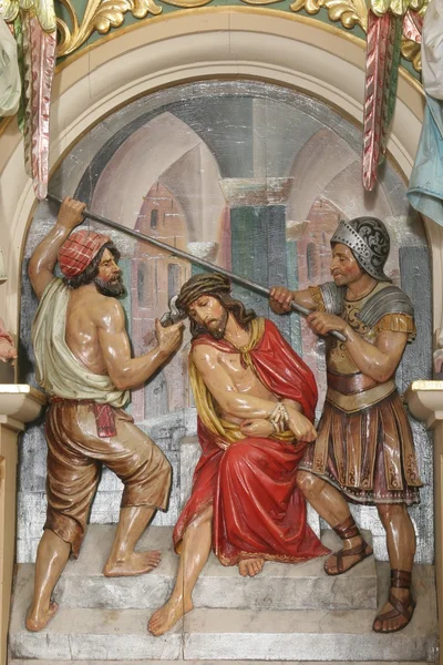 士兵们编织一个荆棘的王冠和把它放在耶稣的头上 — 图库照片