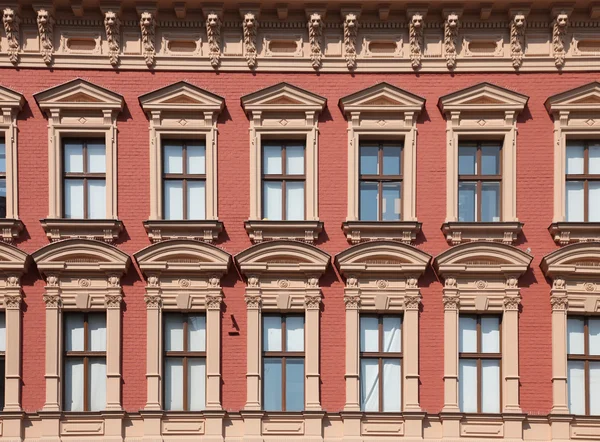 Windows in grote rode huis — Stockfoto