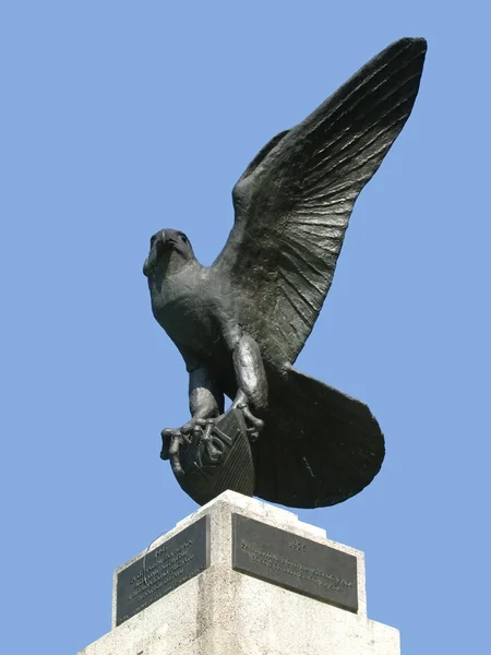 Orgogliosa statua dell'aquila contro il cielo blu — Foto Stock