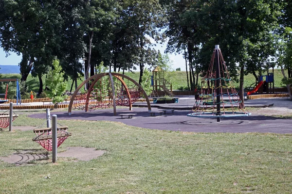 Пустая детская площадка — стоковое фото