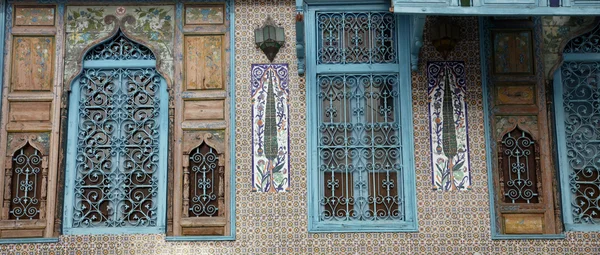Vieille fenêtre tunisienne avec ornements arabes classiques — Photo
