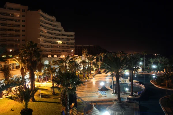 Piscine de l'hôtel la nuit — Photo