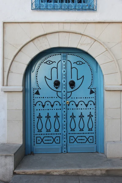 Traditional door from Sidi Bou Said, Tunis — 图库照片