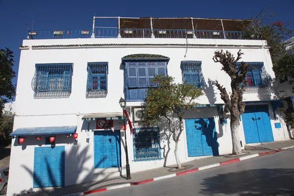 Sidi Bou Said - tipikus épület, fehér falak és nyílászárók kék — Stock Fotó