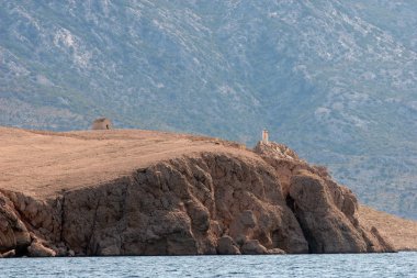 tepe Binası ve şehrin Pag Adriyatik Denizi üzerinde deniz feneri.