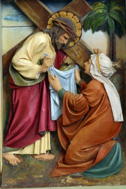 Veronica İsa'nın yüzünü mendil