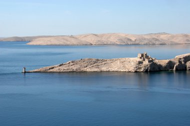Deniz feneri ve kadar güneyde kalıntıları Hırvatistan Island Pag işaret