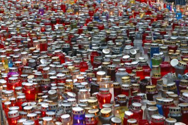 tüm azizler günü mezarlıkta parlayan memorial mumlar