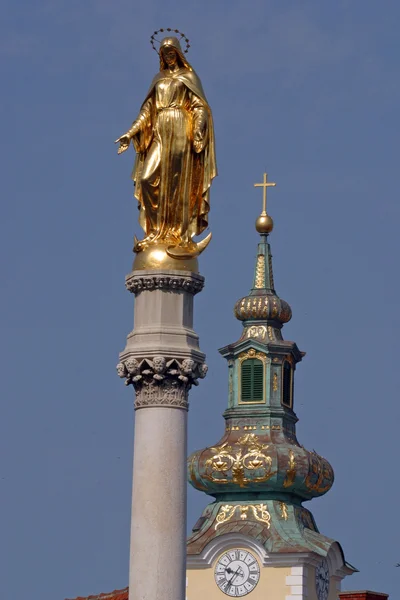 金黄的圣母玛利亚的雕像 — 图库照片