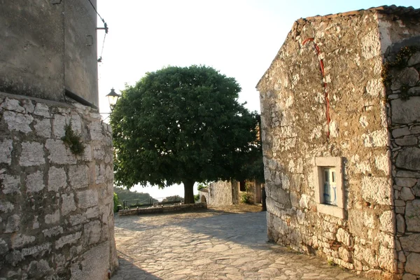 Antiga casa pátio - beco em uma aldeia mediterrânica — Fotografia de Stock