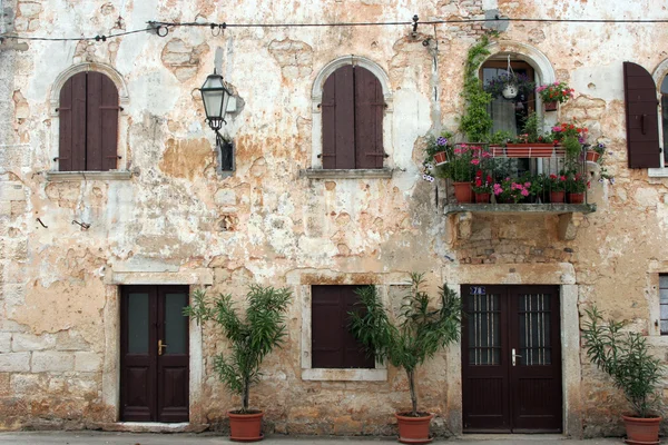 Vieille maison avec des fleurs — Photo