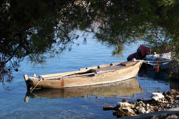 Μια ξύλινη βάρκα κωπηλασίας κάτω — Φωτογραφία Αρχείου