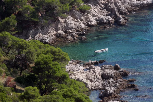 Μπλε λιμνοθάλασσα στην Αδριατική ακτή — Φωτογραφία Αρχείου