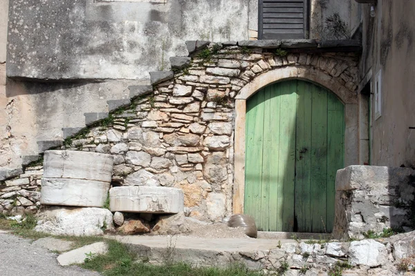 Стареющая деревянная дверь в старинном доме — стоковое фото