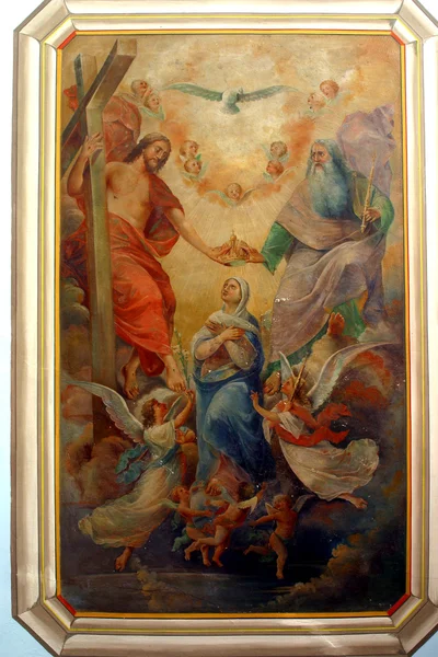 Kroning av jomfru Maria, maleri ved kirkealteret – stockfoto