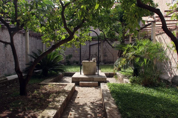 在修道院的中庭喷泉 — 图库照片