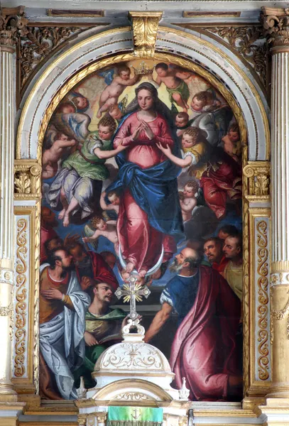 Дева Мария с ангелами и святыми — стоковое фото