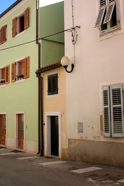 Calle en la ciudad de Novigrad, Croacia — Foto de Stock