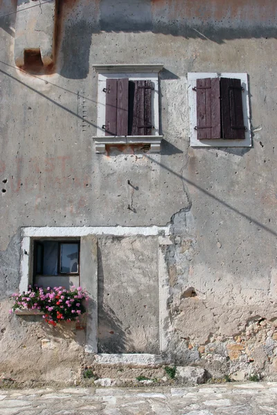 Vieille maison avec des fleurs — Photo