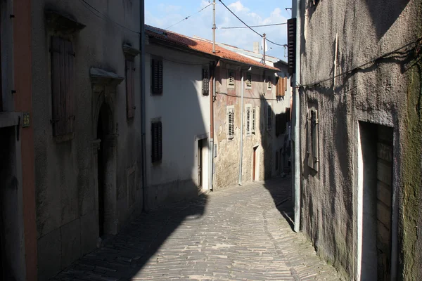 Oude straat in motovun, Kroatië. — Stockfoto