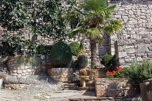 Jardín en Hum, la ciudad más pequeña del mundo, Istria, Croacia —  Fotos de Stock