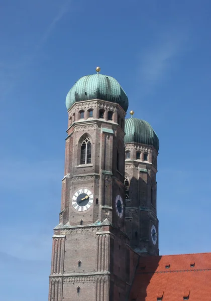 La famosa iglesia Frauenkirche en el centro de Munich Alemania — Foto de Stock