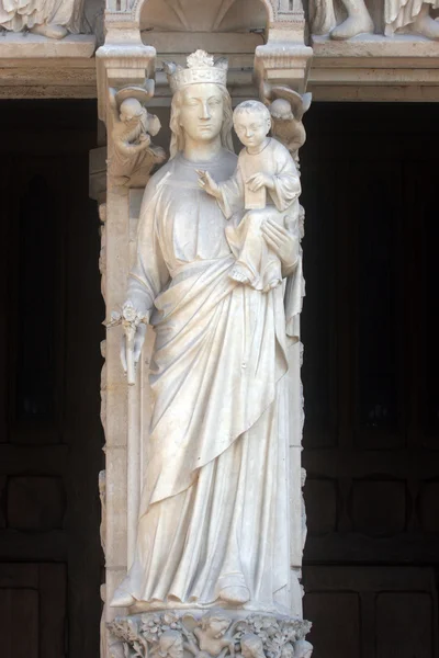 Beata Vergine Maria con Gesù Bambino, Cattedrale di Notre Dame, Parigi, Portale della Vergine — Foto Stock