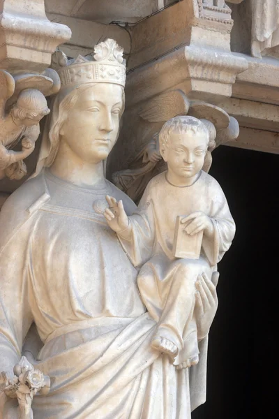 Bienheureuse Vierge Marie avec l'enfant Jésus, Cathédrale Notre Dame, Paris, Portail de la Vierge — Photo