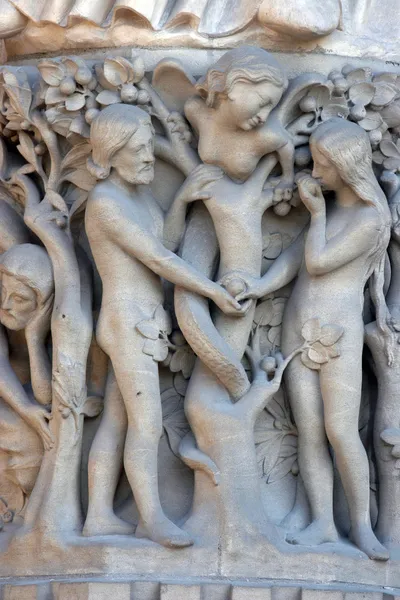 Adam und eve, notre dame kathedrale, paris, portal der jungfrau — Stockfoto
