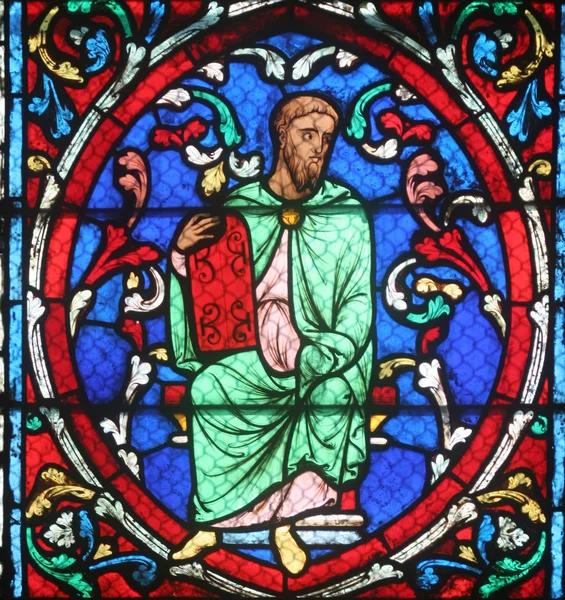 Janela de vidro colorido na Catedral Notre Dame de Paris — Fotografia de Stock
