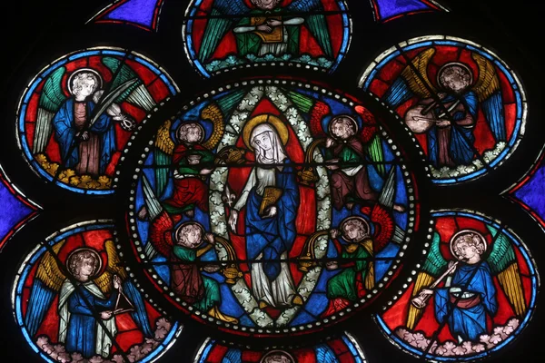 Kleurrijke glasraam in de kathedraal notre dame de paris — Stockfoto