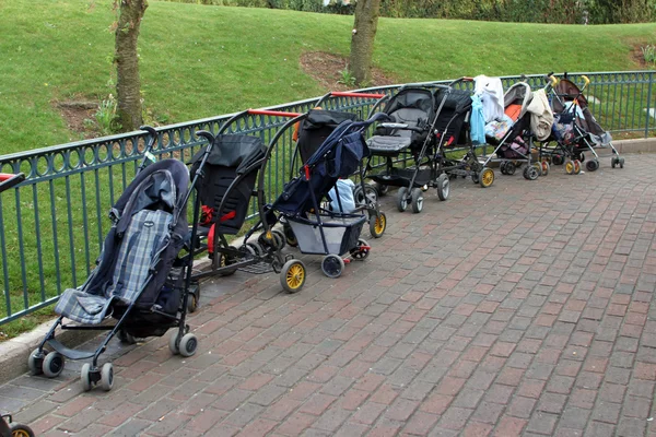 Crianças vazias carruagens no parque de outono — Fotografia de Stock