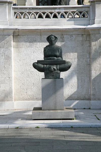 Historia de los croatas escultura de una mujer, Zagreb — Foto de Stock