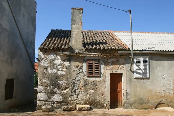 Un pequeño y típico pueblo antiguo en el Lun, Island Pag, Croacia — Foto de Stock