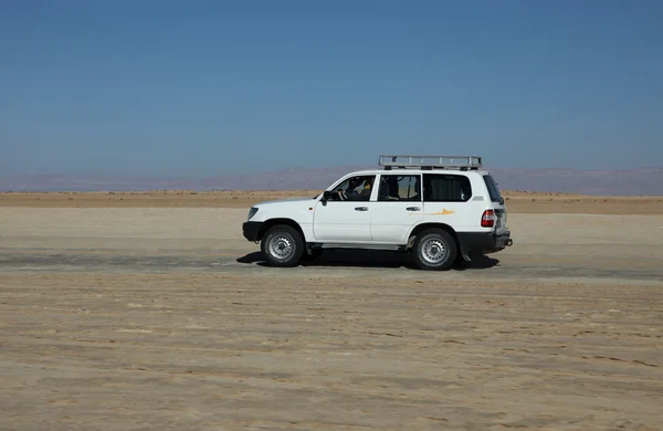 Coche en el desierto — Foto de Stock