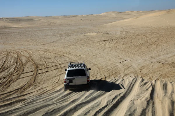 Coche en el desierto — Foto de Stock