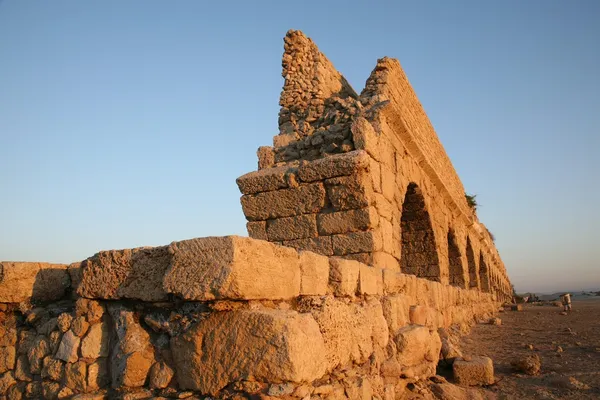 Antikes römisches Aquädukt in caesarea, in israel. — Stockfoto