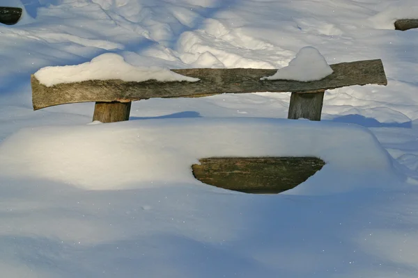 Träbänk täckt med snö — Stockfoto