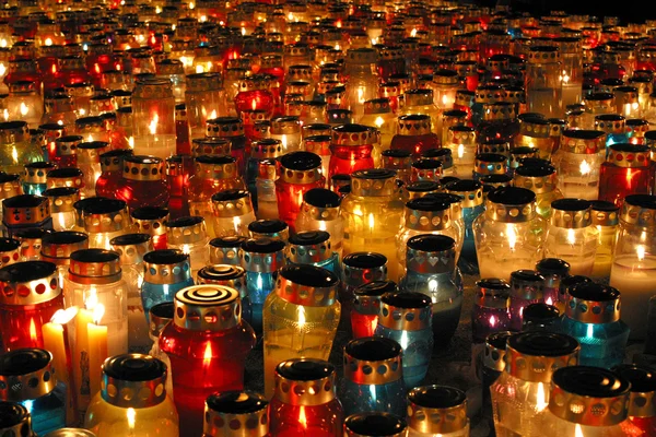 Velas conmemorativas brillando en el cementerio en el Día de Todos los Santos — Foto de Stock