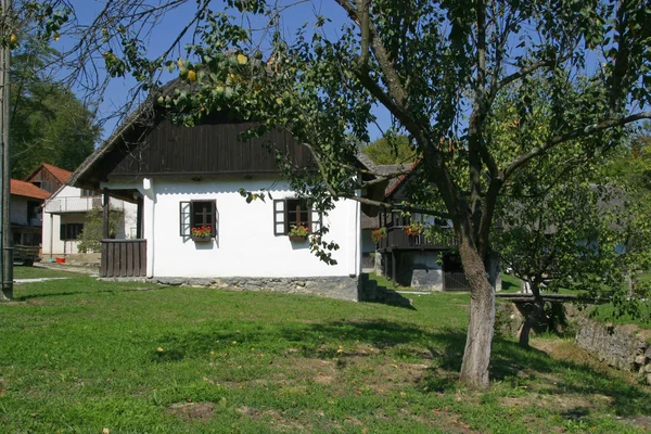 Casa de campo velha na Europa central - Croácia — Fotografia de Stock