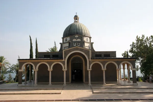 A Igreja das Bem-aventuranças foi construída sobre uma colina com vista para o Mar da Galiléia e é o local aceito onde Jesus pregou o Sermão da Montanha . — Fotografia de Stock