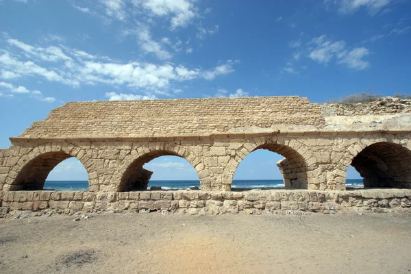 Antigo aqueduto romano em Cesária, em Israel . — Fotografia de Stock