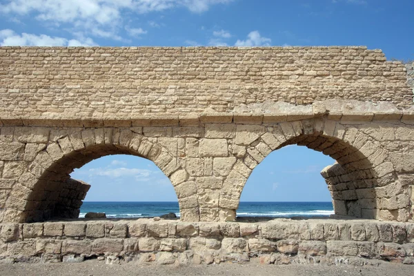 Oude Romeinse aquaduct in caesaria, in Israël. — Stockfoto